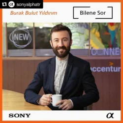 Gepflegtes Business-Porträt eines bärtigen Mannes in einem marineblauen Blazer, der eine Kaffeetasse in einem warm beleuchteten On-Location-Porträt in Berlin hält.