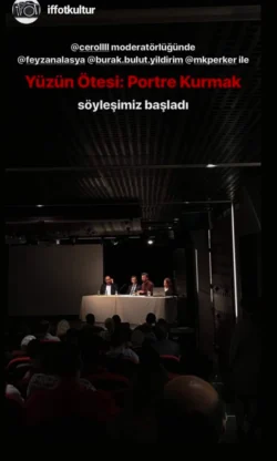 Ein vierköpfiges Gremium von Referenten, die an einem schummrigen Tisch im Auditorium ein Seminar über Porträtfotografie in Berlin abhalten.