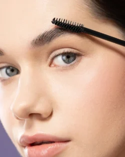 Maskara makarasıyla kaş bakımı yapılırken yakın çekim, Berlin'de yaşayan bir fotoğrafçı tarafından kampanyalar için çekilen gösterişli güzellik fotoğrafları.