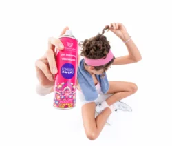 Arkasında oturan bir modelle kameraya tutulan pembe bir kuru şampuan kutusunun stüdyo ürün fotoğrafçılığı; Avrupa'daki projeler için cilalı fotoğrafçı.