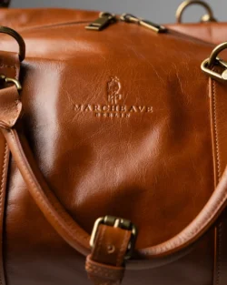 Marche Ave Berlin kabartmalı cilalı taba rengi deri çantanın stüdyo çekimi yakın çekimi, Berlin'de profesyonel yüksek etkili ürün fotoğrafçılığı.