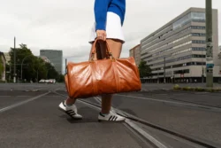 Fotoğraf: Burak Bulut Yıldırım deri spor çanta sokak kentsel seyahat
