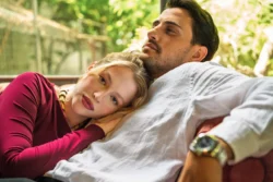 Sıcak doğal ışıkta bir erkeğin göğsünde dinlenen bir kadının sinematik editoryal çekimi, samimi yaşam tarzı portresi; Avrupa çapında fotoğrafçı.