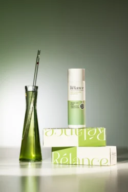 Rélance saç dökülmesini önleyici şampuanın stüdyo çekimi ürün fotoğrafı, yeşil bir vazonun yanındaki markalı kutularda, Avrupa için fotoğrafçı.