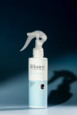 Yarı saydam sprey başlıklı soluk mavi Rélance 2 fazlı saç kreminin stüdyo çekimi ürün fotoğrafı, Avrupa'da cilalı ürün fotoğrafçılığı.