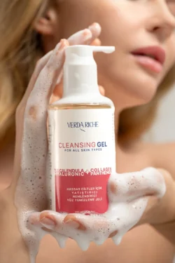 Köpüklü eller yumuşak doğal ışıkta bir temizleme jeli şişesini kucaklıyor - Avrupa'daki projeler için çekilmiş gösterişli bir güzellik ürünü fotoğrafı.