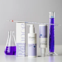 Avrupa'daki projeler için profesyonel ürün fotoğrafçılığı, mor laboratuvar cam eşyaları ile Rélance losyonunun cilalı stüdyo çekimi ürün görüntüsü.