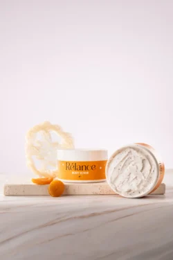 Relance vücut peelinginin stüdyoda mermer üzerinde cilalı ürün fotoğrafı, kayısı vurgusu, Avrupa'da hizmet veren fotoğrafçı.