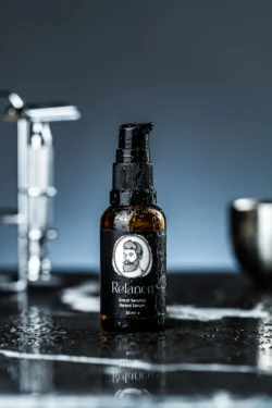 Kehribar rengi sakal serumu şişesinin keskin kenar aydınlatmalı ıslak, stüdyo çekimi ürün görüntüsü - Avrupa'da gösterişli ürün fotoğrafçılığı.