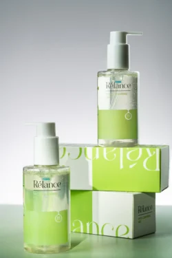 Üst üste dizilmiş yeşil kutular üzerinde Rélance temizleme jeli pompalarının cilalı ürün fotoğrafçılığı, stüdyo aydınlatması; Avrupa projeleri için fotoğrafçı.