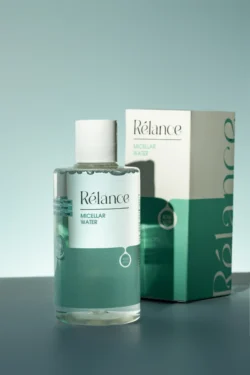 Rélance misel su şişesi ve kutusunun cilalı stüdyo çekimi, serin nane ışığı; Avrupa için ürün ve güzellik fotoğrafçılığı