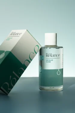 Rélance misel suyu ve yumuşak deniz mavisi aydınlatmalı eğimli markalı kutunun stüdyo çekimi ürün fotoğrafçılığı, Avrupa için fotoğrafçı