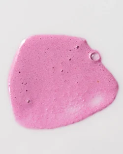 İnce kabarcıkları olan parlak pembe bir kozmetik serumun stüdyo aydınlatmalı yakın çekimi, Avrupa'daki projeler için cilalı güzellik ürünü fotoğrafçılığı.