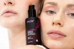 Siyah bir Viniferine şişesini çerçeveleyen iki modelin nemli yüzleri ve parlak dudaklarının cilalı güzellik ürünü fotoğrafı, fotoğrafçı Berlin'de.