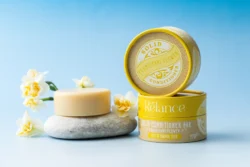 Frangipani çiçekli sarı bir saç kremi barının stüdyo çekimi ürün fotoğrafı; Avrupa'daki projeler için cilalı marka imajı.