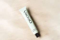 Dokulu ahşap üzerine nane rengi saç tüpünün cilalı ürün fotoğrafçılığı, temiz marka için stüdyo aydınlatması; Avrupa'daki projeler için fotoğrafçı.