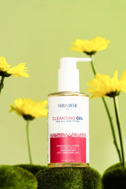 Sarı çiçekli yosun üzerinde bir temizleme jeli şişesinin stüdyo çekimi ürün görüntüsü, cilalı botanik stil; Avrupa'da ürün fotoğrafçılığı.