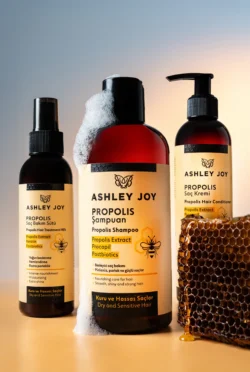 Köpüklü ve bal petekli üç amber propolis saç bakım şişesinin stüdyo çekimi - Avrupa için gösterişli, yüksek etkili ürün fotoğrafçılığı.