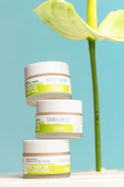 Pastel mavi fonda üst üste dizilmiş Verda Riche cilt bakımı kavanozlarının stüdyo çekimi cilalı ürün fotoğrafçılığı, Avrupa'daki markalar için fotoğrafçı.