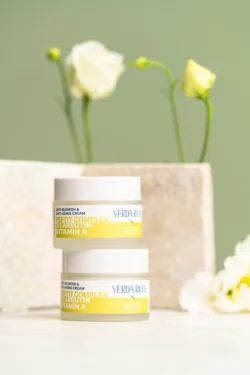 Üst üste dizilmiş iki Verda Riche cilt bakım kavanozunun stüdyoda çekilmiş cilalı ürün fotoğrafı, yumuşak çiçekli stil, Avrupa çapında fotoğrafçı.