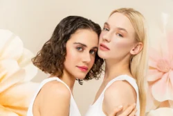 Avrupa'daki projeler için fotoğrafçı, samimi editoryal stil ile yumuşak stüdyo ışığında iki modelin cilalı güzellik fotoğrafçılığı.