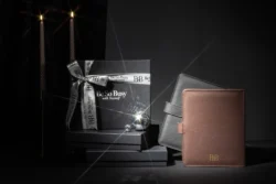 Be So Busy hediye kutuları, aynalı toplar ve Avrupa projeleri için deri defterlerin stüdyoda çekilmiş cilalı ürün fotoğrafları.