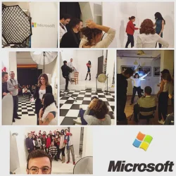 Praktischer Fotografie-Workshop in Berlin mit einer Lehrer-Demo, einem Modell auf einem schachbrettartigen Studioset, Beleuchtungsausrüstung und Teilnehmern.