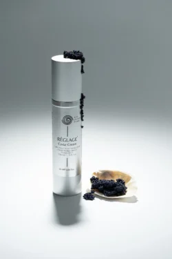 Koyu havyar ve istiridye kabuğu içeren Gümüş Réglage Havyar Kremi şişesi, canlı stüdyo aydınlatması - cilalı ürün fotoğrafçılığı, Avrupa.