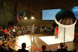 Praktischer Fotografie-Workshop in Berlin, bei dem ein Dozent die Studiobeleuchtung mit einem Modell und Live-Publikum demonstriert.