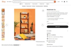 Ceviz ve metal beş raflı kitaplık, turuncu bir duvara bitkiler ve minderlerle yerleştirilmiş; Berlin'de cilalı ürün fotoğrafçılığı.